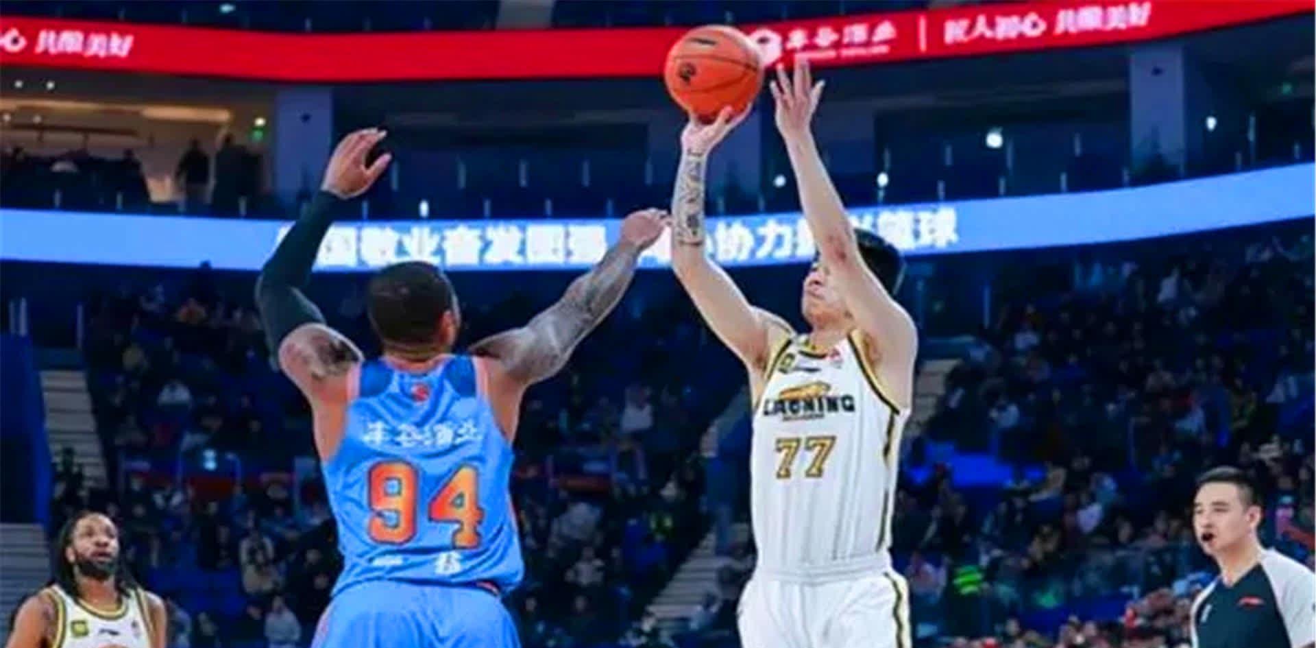 包含四川男篮客场大胜浙江队缩小分差的词条